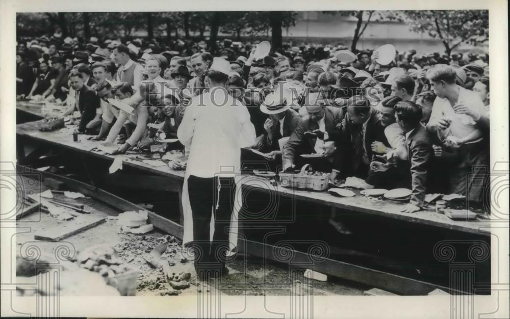 1938 Press Photo food line gets out of control at Republican Rally in Pittsburgh - Historic Images