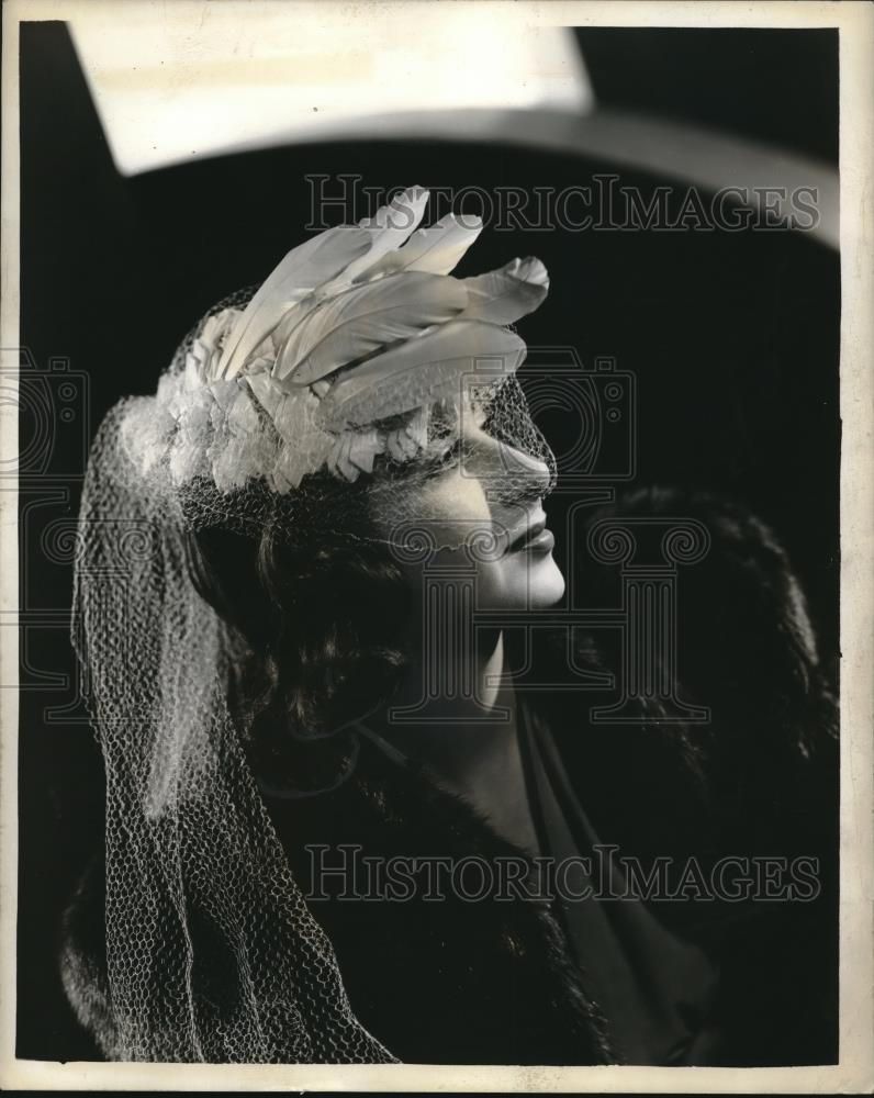 1940 Press Photo Josephine Lyons Wearing Florell&#39;s Feather Fancy &quot;Seagull&quot; - Historic Images