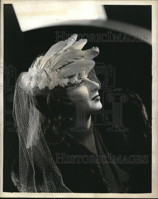 1940 Press Photo Josephine Lyons Wearing Florell's Feather Fancy "Seagull" - Historic Images