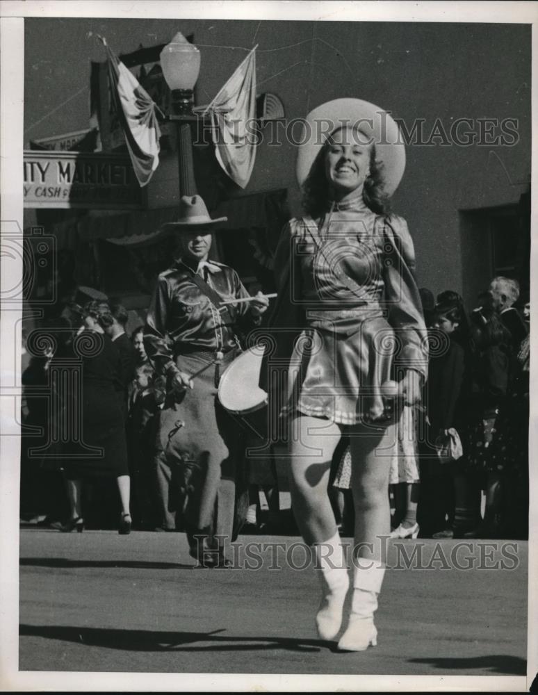 1939 Press Photo Elsa Crabtree performing in a parade in Reno Nevada - Historic Images