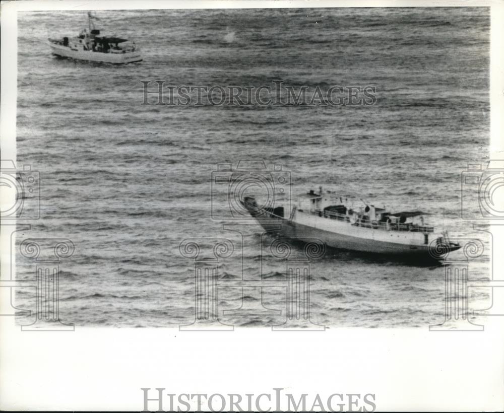 1965 Press Photo Key West, Fla Boatr Seven Seas rescued by Coast Guard cutter - Historic Images