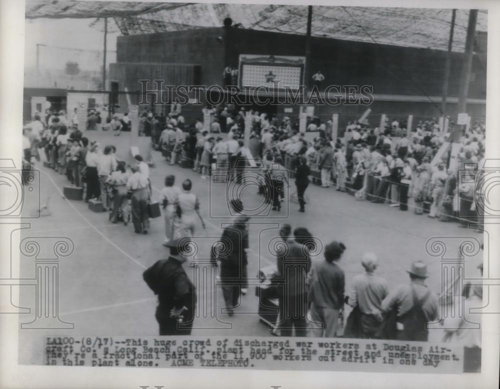 1945 Press Photo Crowd of discharged war workers at Douglas Aircraft in Calif - Historic Images