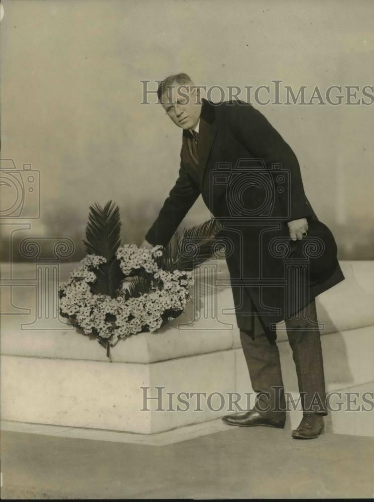 1924 Press Photo Joseph Hill President of Hill Military Academy at Tomb Unknown - Historic Images