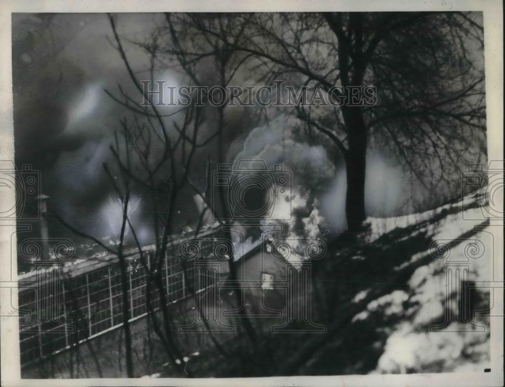 1937 Press Photo Building On Fire In Cincinnati During Flood - Historic Images