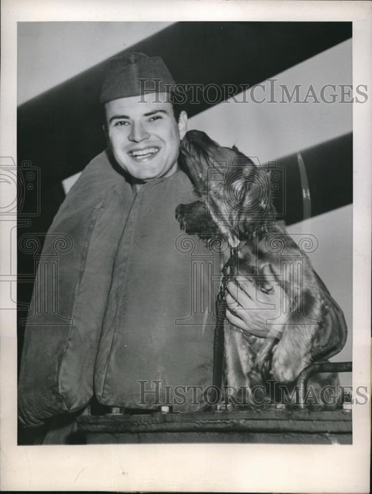 1945 Press Photo Serviceman Seymour Gellman with his dog Capriccio in New York - Historic Images
