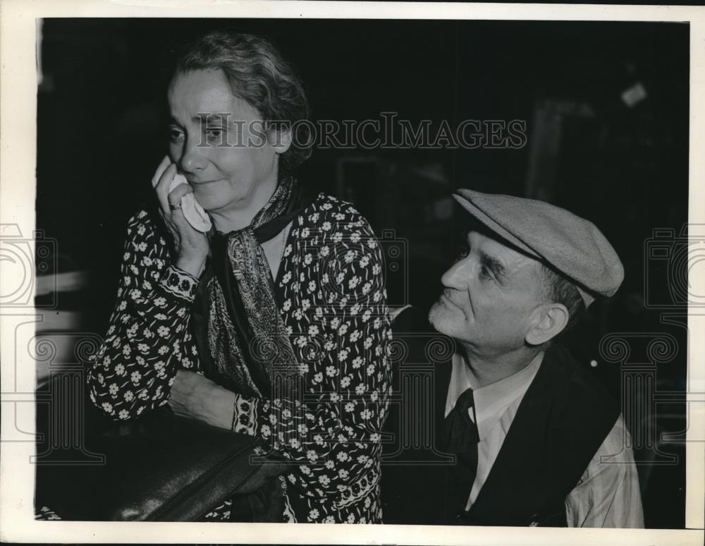 1941 Press Photo Louis Bensinger Consoles Weeping Wife Arriving in New York - Historic Images