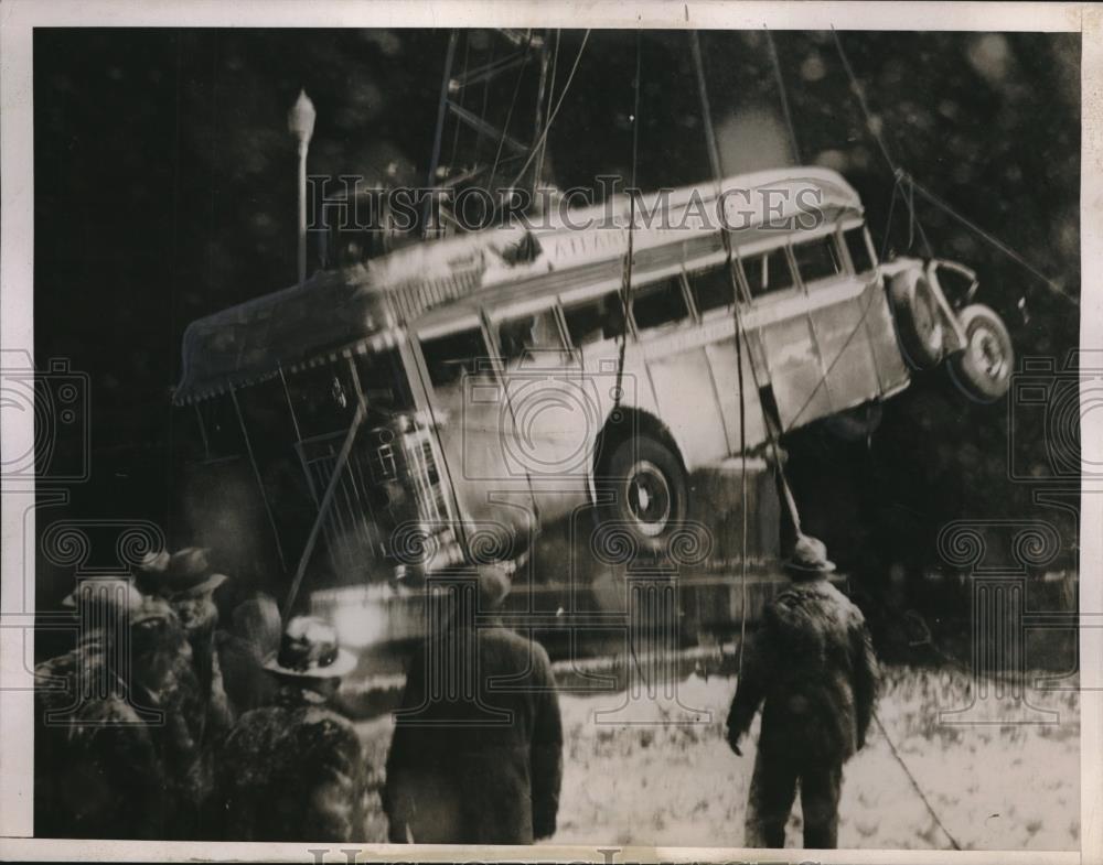 1935 Press Photo Firemen raising a motor bus out of the wreckage after accident - Historic Images