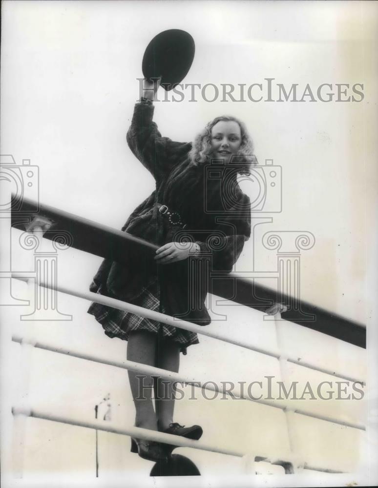 1941 Press Photo Suzanne Noyes at Age 16 Arrives on S.S. Exeter - Historic Images