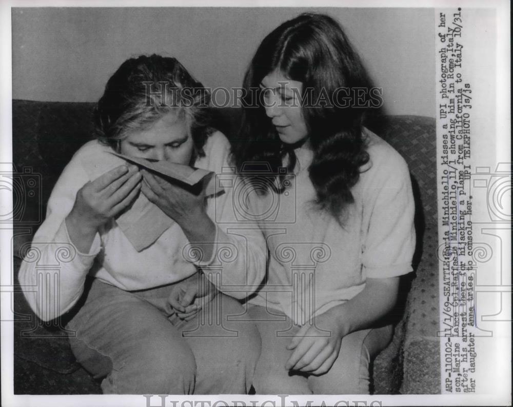 1969 Press Photo Maria Minichiello Kisses Photo Lance Cpl Raffaele Minichiello - Historic Images