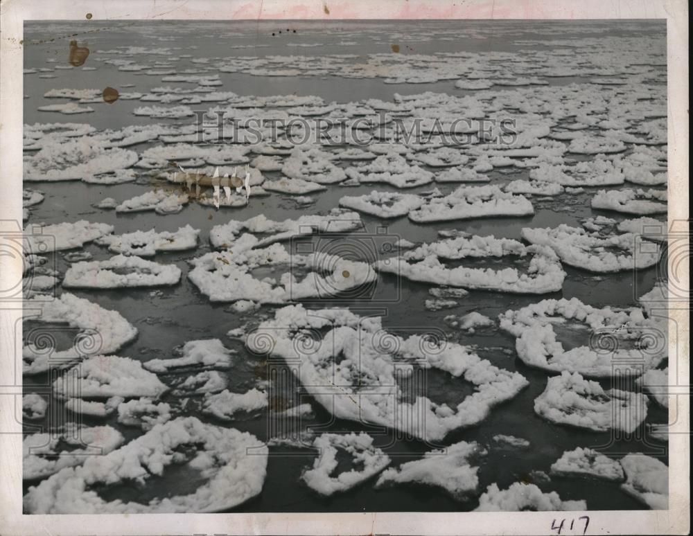 1958 Press Photo Floating Pieces of Ice in Lake Erie off Gordan Park - Historic Images