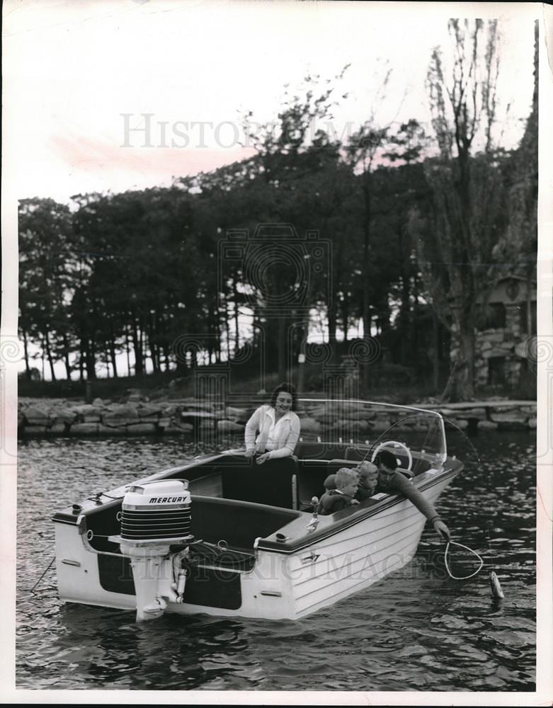 1961 Press Photo Family Catching Fish From Boat Thousand Islands Resort NY - Historic Images