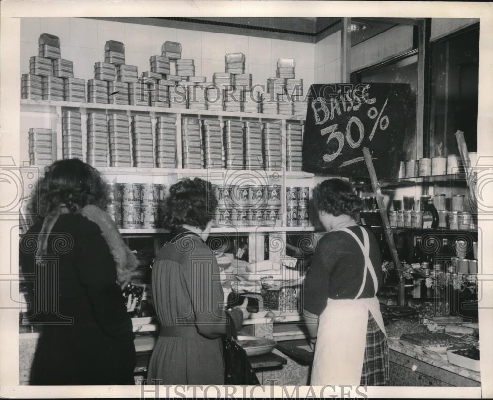 1947 Press Photo French Housewives Take Advantage of 30% Price Cut on Food - Historic Images