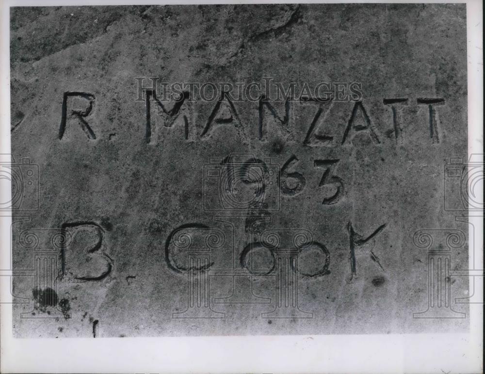 1966 Press Photo Headstone of R.Manzatt, B. Cook - Historic Images