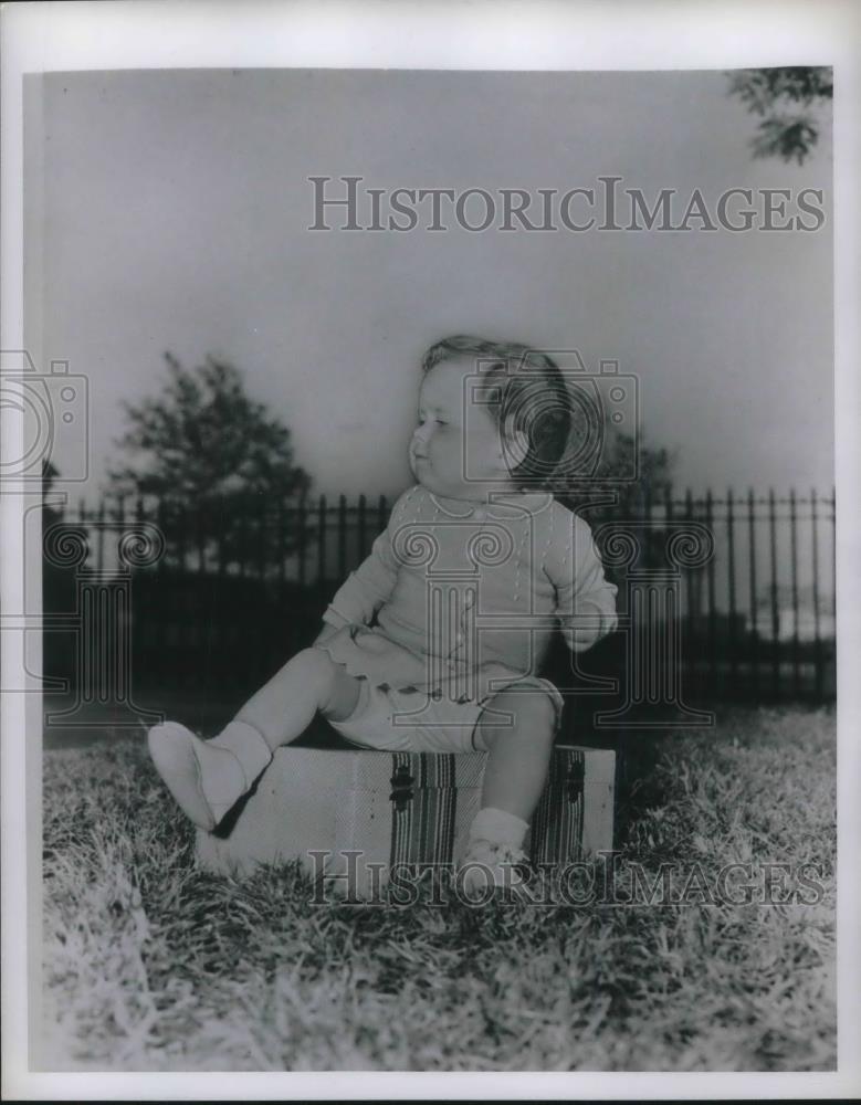 1949 Press Photo A baby in a new fashion outfit - Historic Images