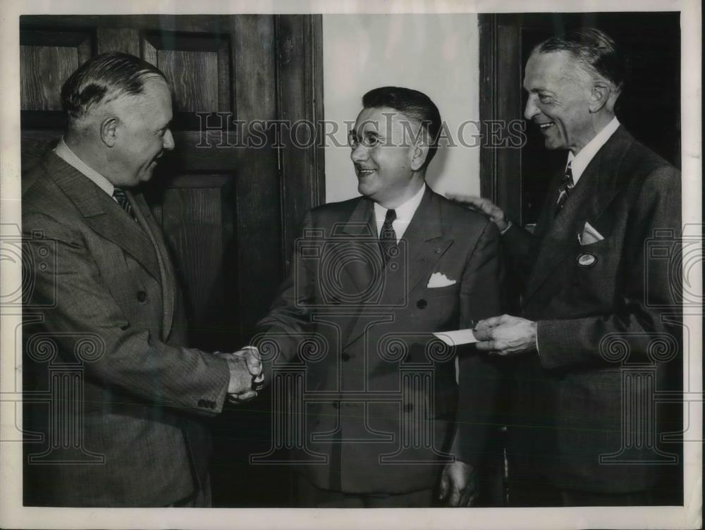 1944 Press Photo Louis Malkovsky, VP of Sporry Gyroscope Company is honored by - Historic Images