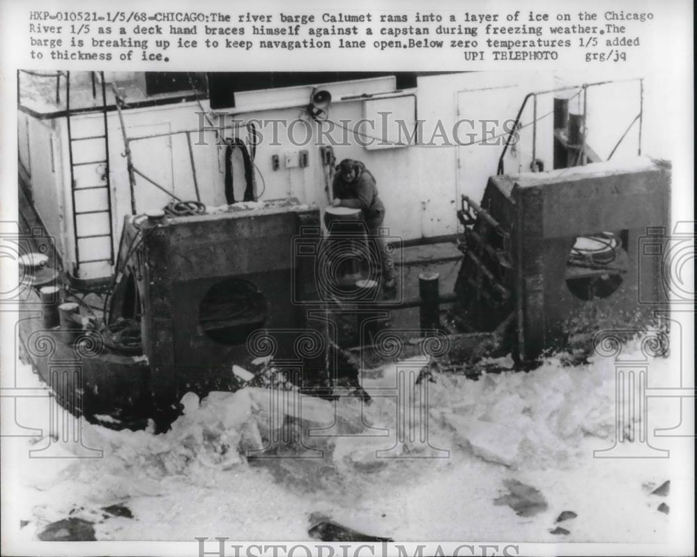 1968 Press Photo Chicago, river barge Calumet breaks ice in river - Historic Images