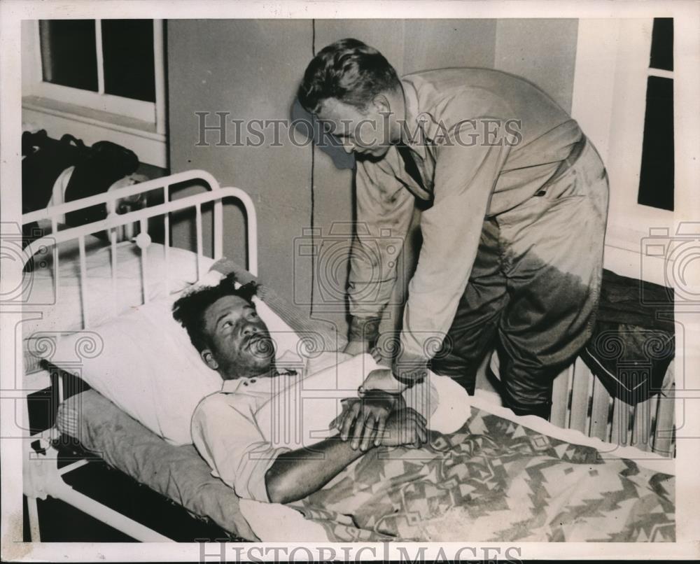 1936 Press Photo Richard McQuilien recieving first aid from Dr Howard Felding - Historic Images