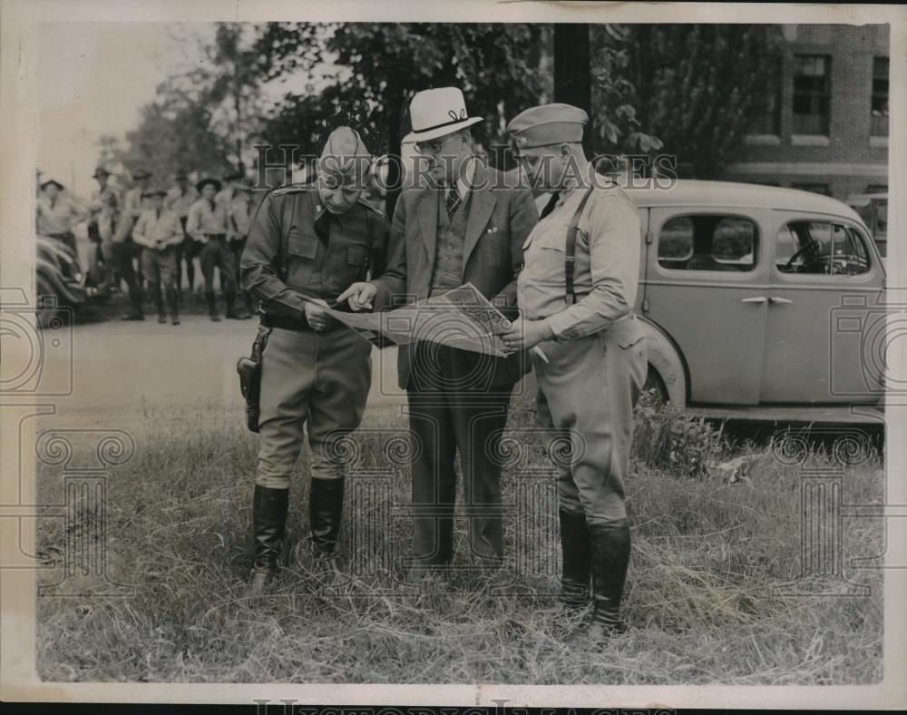 1937 Press Photo MajEJ Carrier, Mayor Dan Knaggs, Maj NL Hendrik in Monroe - Historic Images