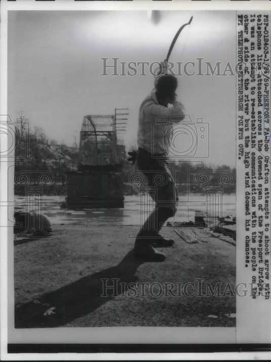 1959 Press Photo Freeport,PA. Bob Grafton attempts arrow shot over river - Historic Images