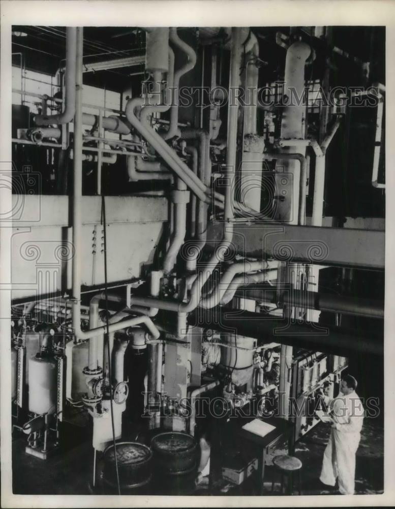 1951 Press Photo High Vacuum at the Grasselli Plant, Grasselli, New Jersey - Historic Images