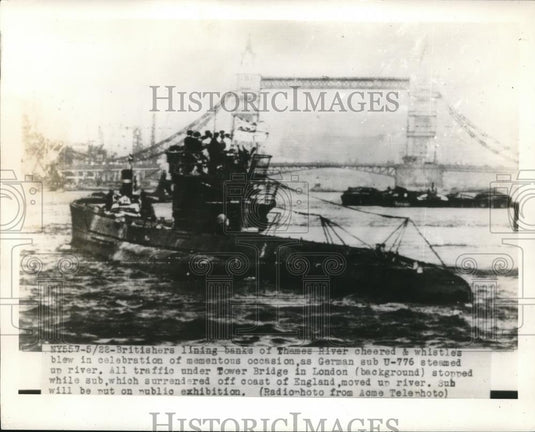 1945 Press Photo British on banls of Thames & surrendered subU-776 - Historic Images