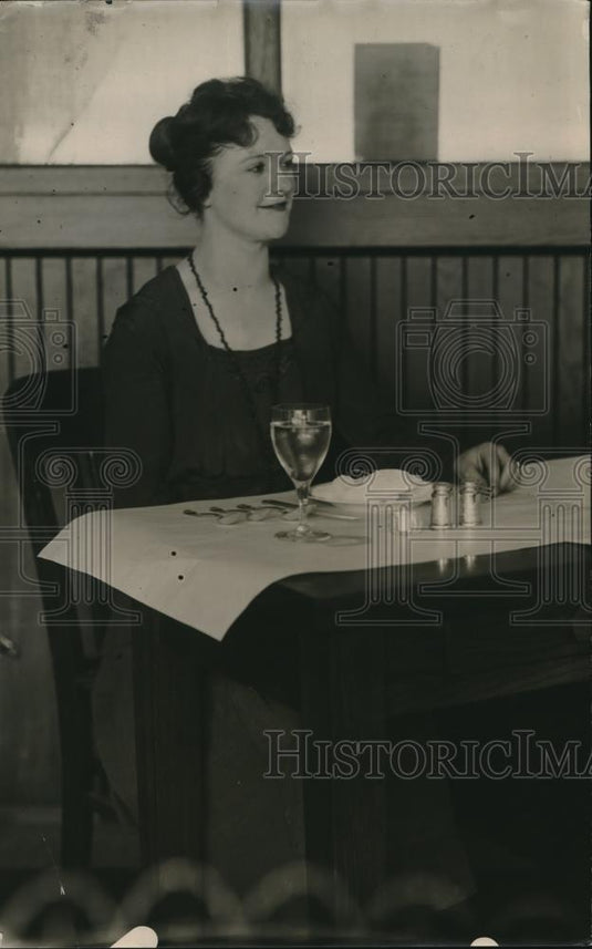 1918 Press Photo A woman sitting at the table - Historic Images