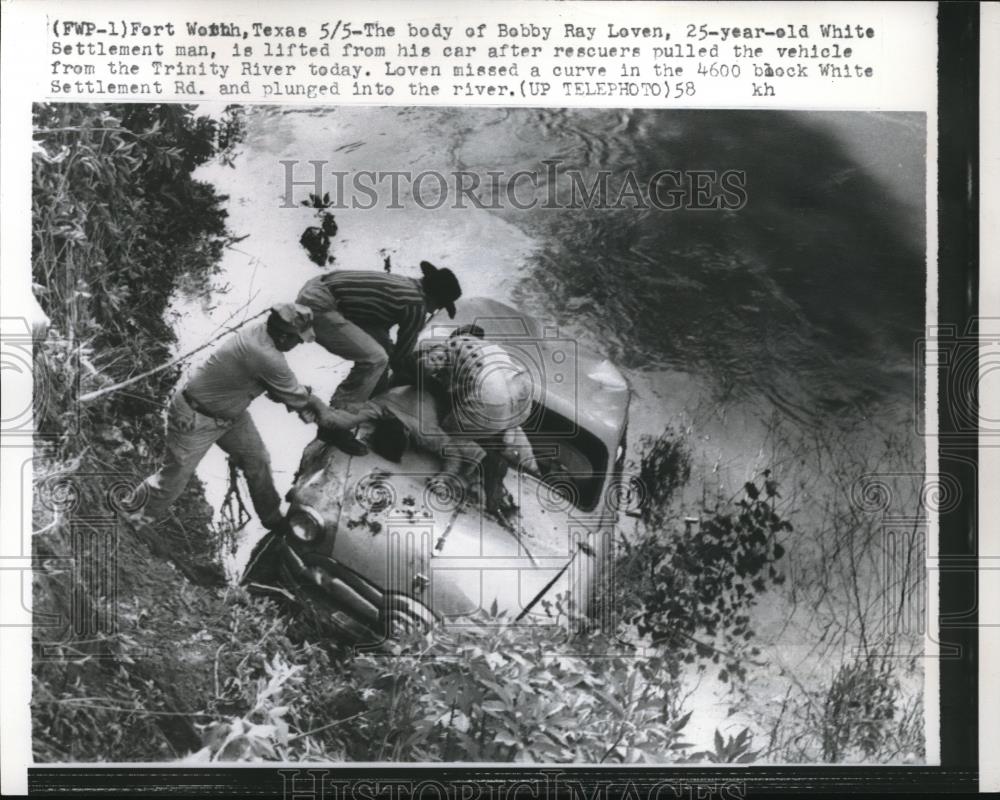 1958 Press Photo Body of Bobby Ray Loven lifted from car by rescuers from car - Historic Images