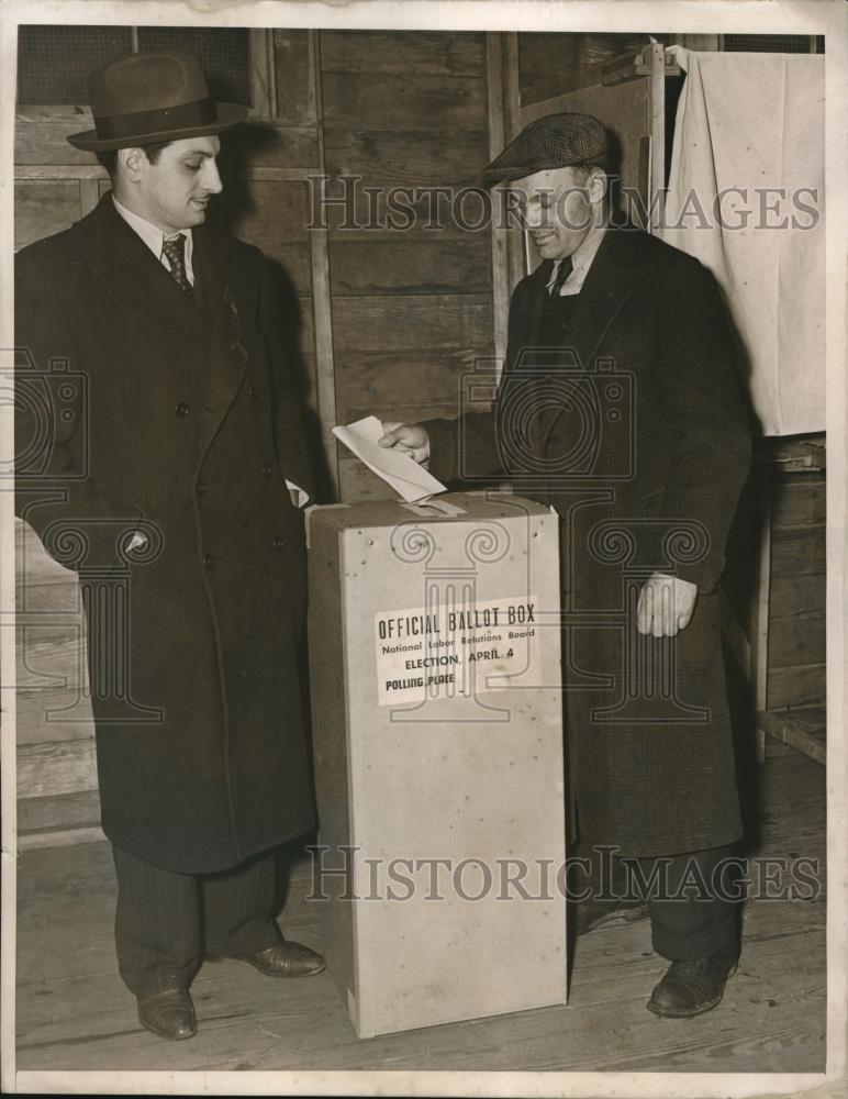 1940 Press Photo Michael De Trani Monitors Labor Vote - Historic Images