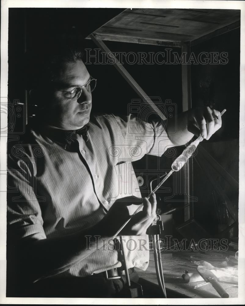 1942 Press Photo Charlie LeDoux G.E. Research Laboratory - Historic Images