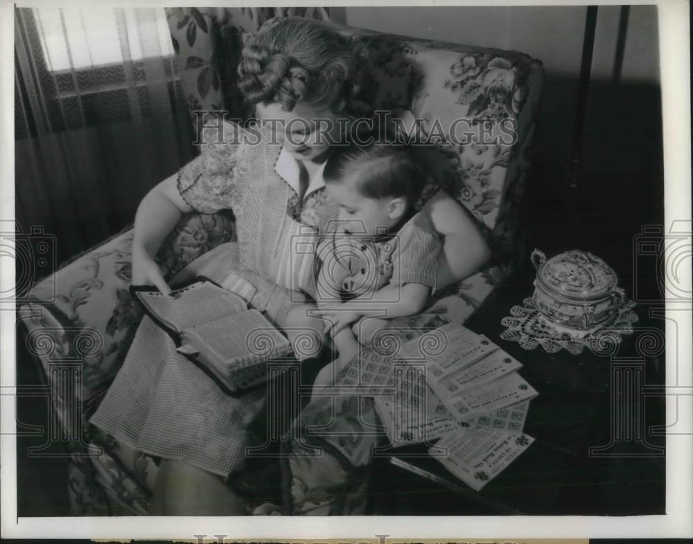 1943 Press Photo Cleveland, Ohio Mother reading to her child for Lent season - Historic Images