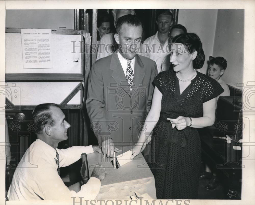 1946 Press Photo Marietta, Ga Gov candidate JV Carmichael, FJ Stocks at ballots - Historic Images