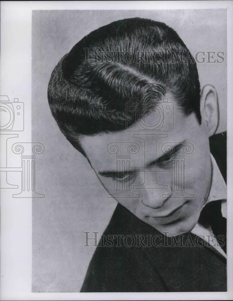 1957 Press Photo Model Showing A Diagonal Part of A Man&#39;s Hair - Historic Images