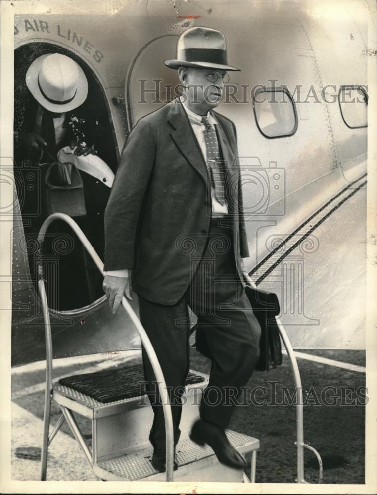 1936 Press Photo Secy. of the Interior Ickes arriving in Chicago - Historic Images