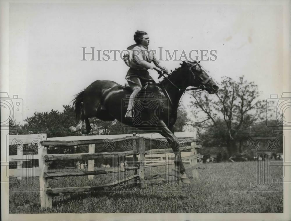 1934 Press Photo Miss Jean Moorehead My Bachelor Horse Jockey Jumps - Historic Images