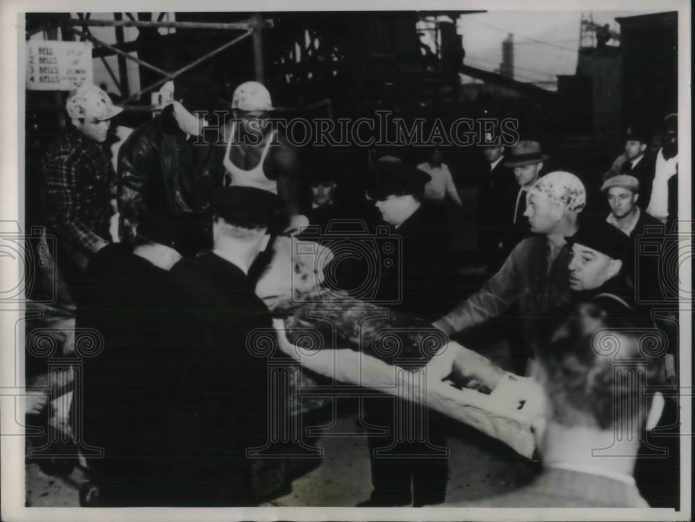 1937 Press Photo Workmen &amp; Police Remove Injured From Detroit Sewer Cave-in - Historic Images