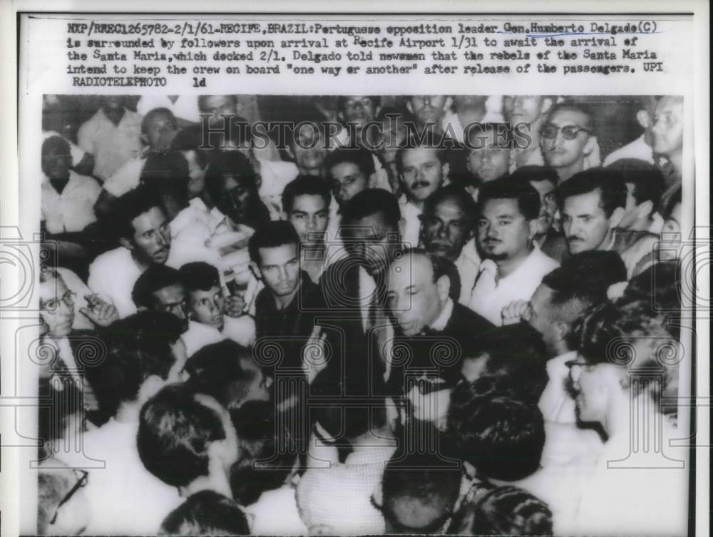 1961 Press Photo Portuguese Opposition Leader Gen Humberto Delgado Mobbed - Historic Images