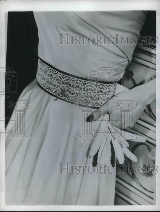 1950 Press Photo Fashion Model Wearing Gloves And New Belt - neb77080 - Historic Images