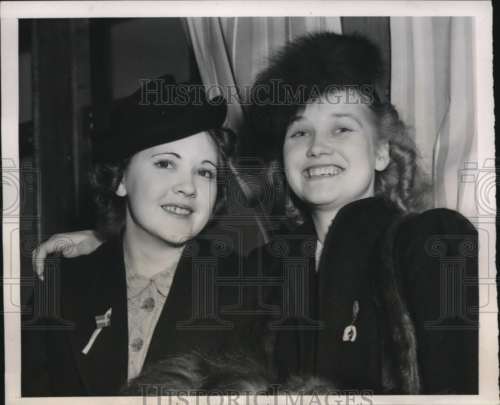 1940 Press Photo 2 Sweden Beauties Birgitt Johnasson &amp; Siv Hedin in New York - Historic Images