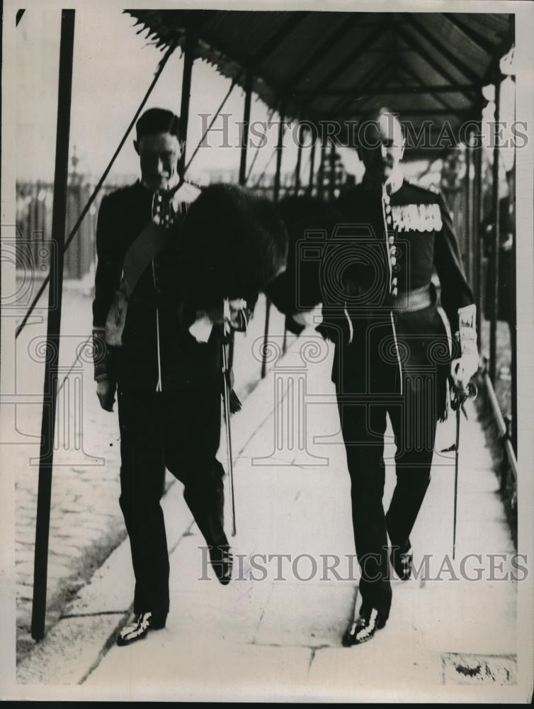 1922 Press Photo The bridegroom and his best man arriving at Westminster Abbey - Historic Images
