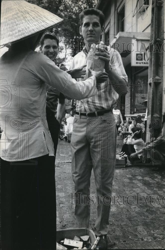 1966 Press Photo American Purchases Saigon Black Market Goods - Historic Images