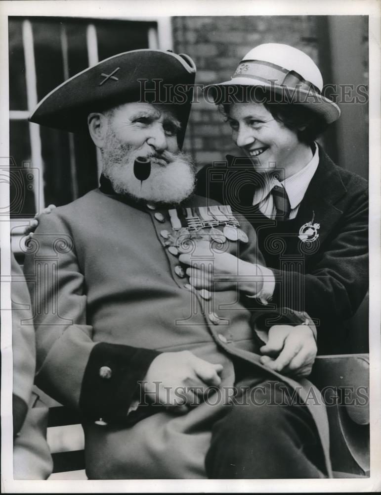 1957 Press Photo Old Soldier John Studholme with Pamela Martin at Founder&#39;s Day - Historic Images