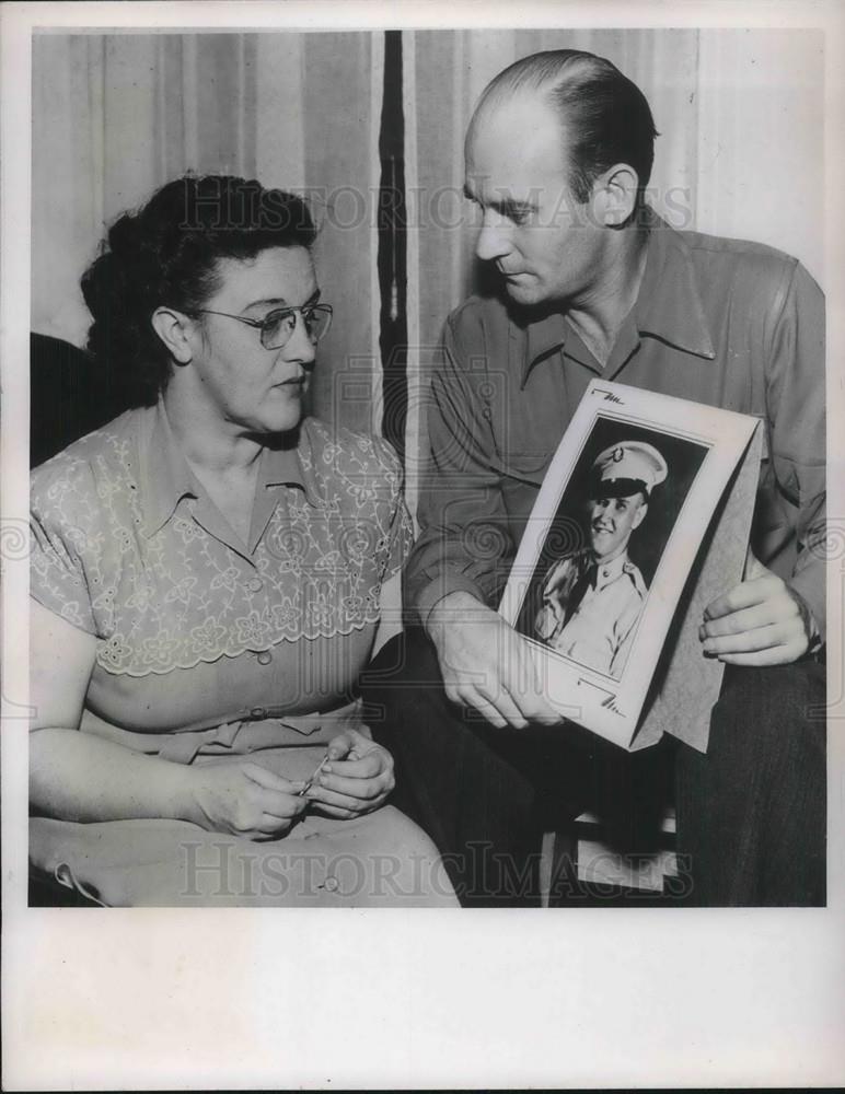 1950 Press Photo Mr.&amp;Mrs. Ralph Walsh Hold Picture Of Son First Korean Casualty - Historic Images