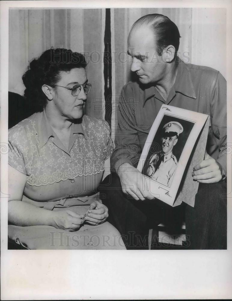 1950 Press Photo Mr.&Mrs. Ralph Walsh Hold Picture Of Son First Korean Casualty - Historic Images