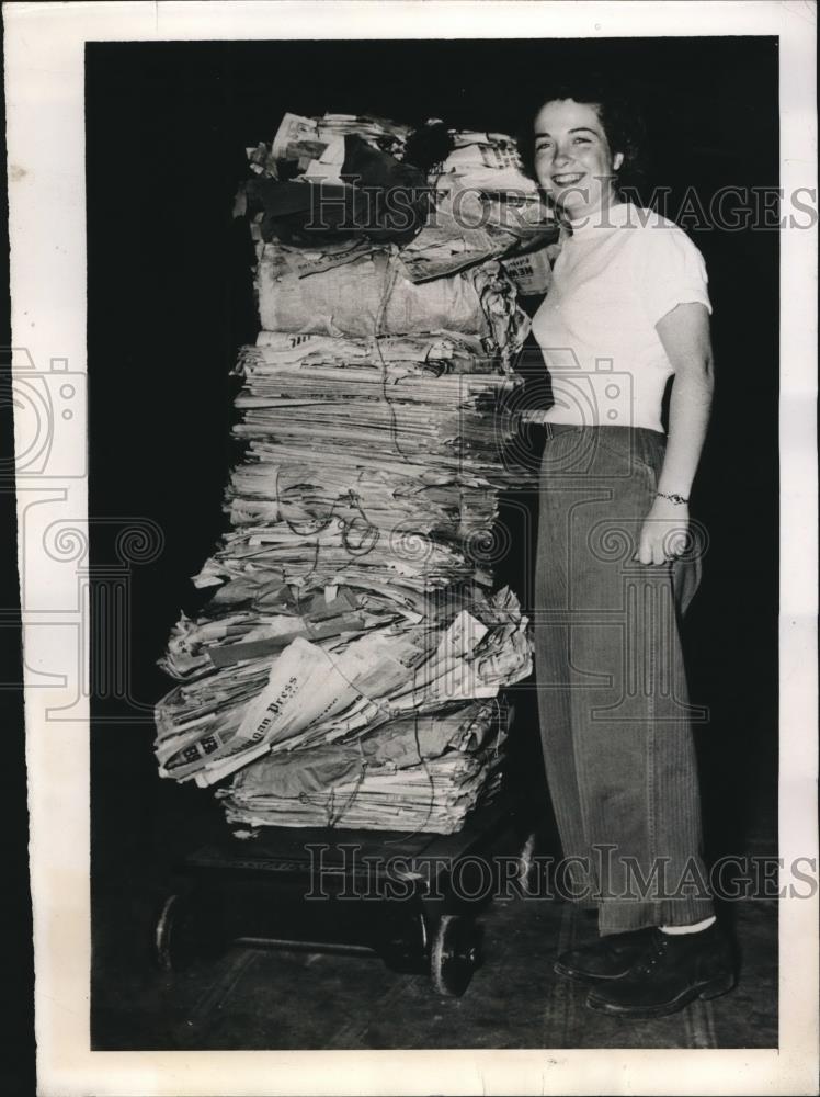 1944 Press Photo Cpl. Darlene Long With Stack of Newspaper at Camp LeJeune, NC - Historic Images