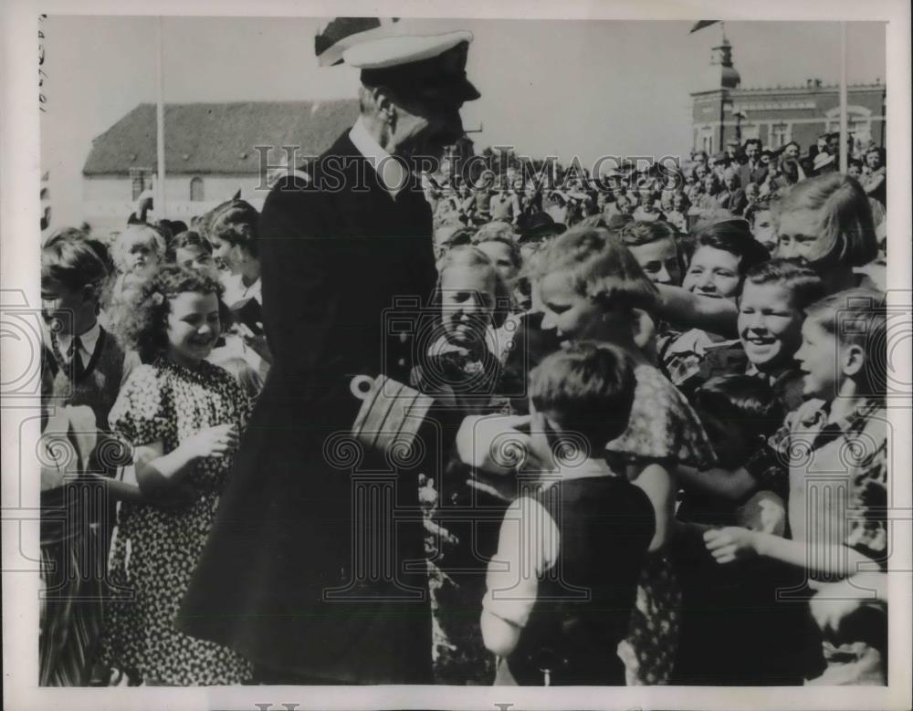 1939 Press Photo King Christian of Denmark smiling from the center of a crowd - Historic Images