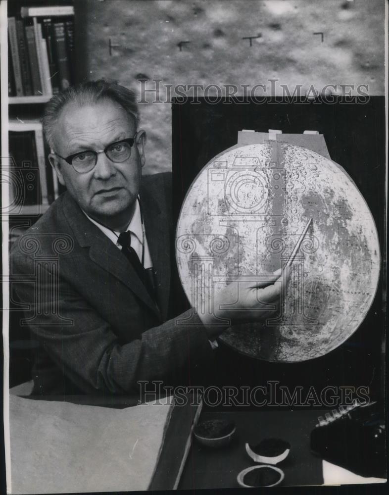 1965 Press Photo Dr Gerard P Kupier Chief Scientist Ranger Moon - Historic Images