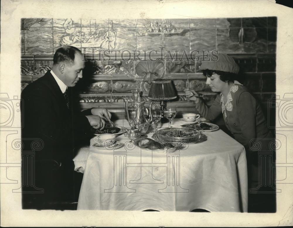 1924 Press Photo Couple Eating - Historic Images