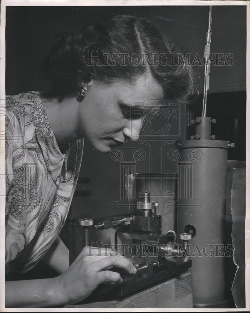 Press Photo Miss Charlys M. Lucht general Electric Research laboratory - Historic Images