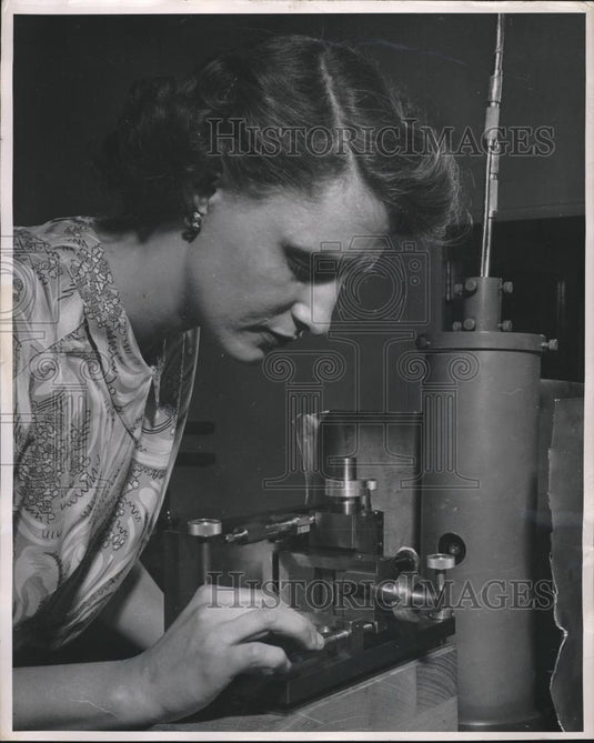 Press Photo Miss Charlys M. Lucht general Electric Research laboratory - Historic Images