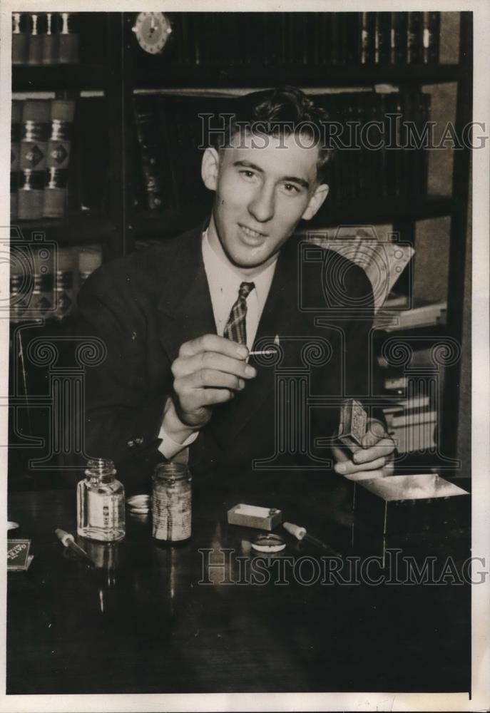 1940 Press Photo Joseph Landers Invents Match To Light After Being Wet - Historic Images